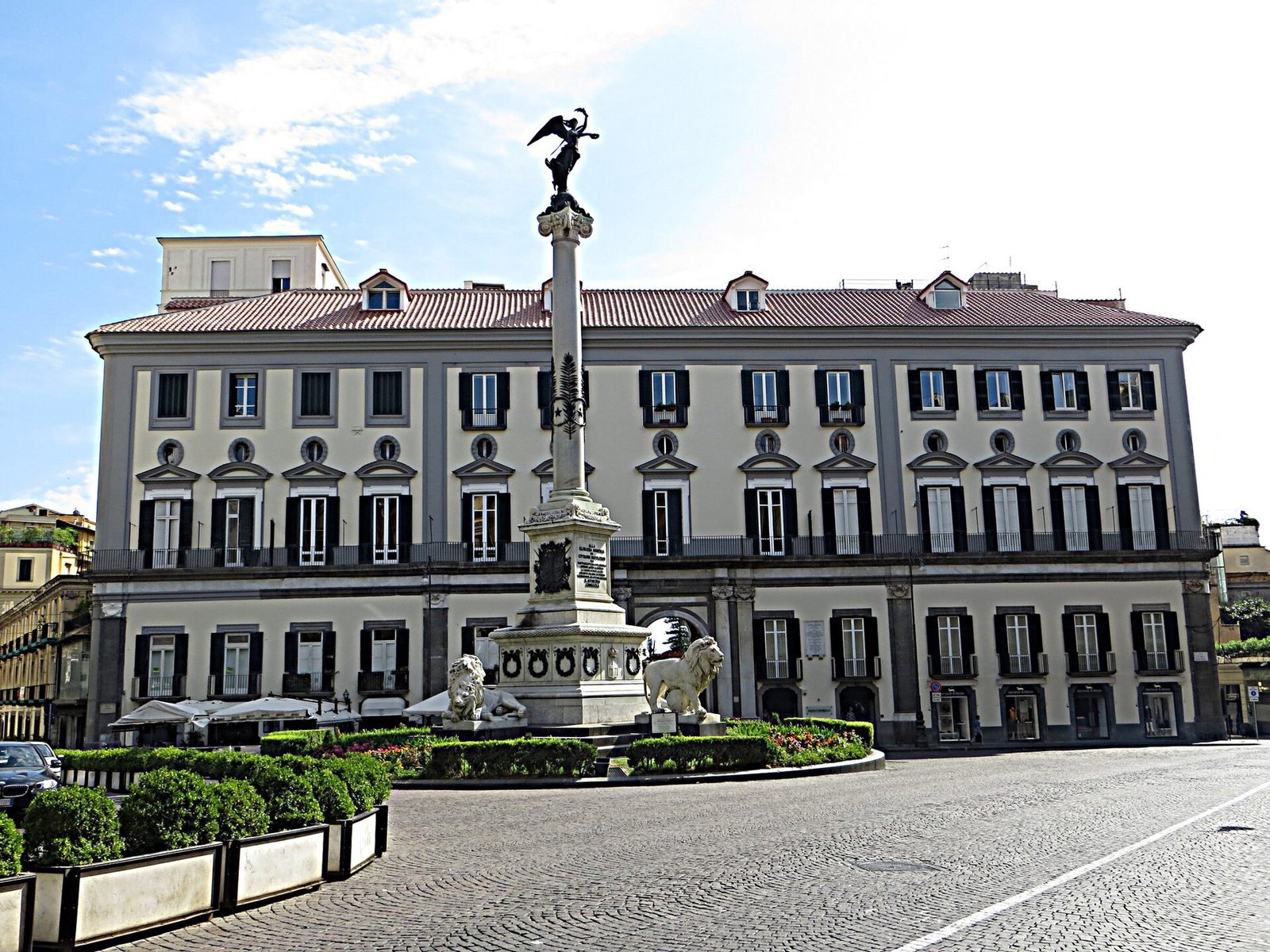 Piazza dei Martiri in Chiaia, Naples, with its central column and a palazzo facade