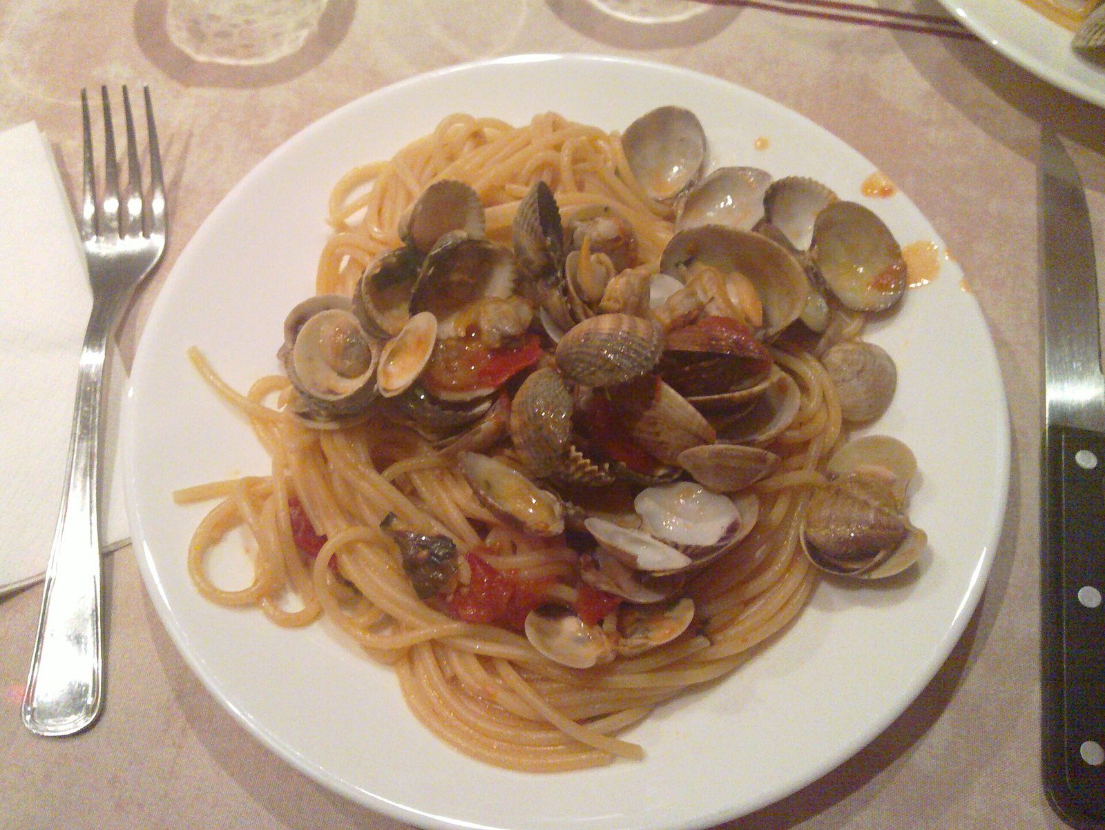 Spaghetti alle vongole with clams and cherry tomatoes, a dish that tests the best restaurants in Naples, Italy